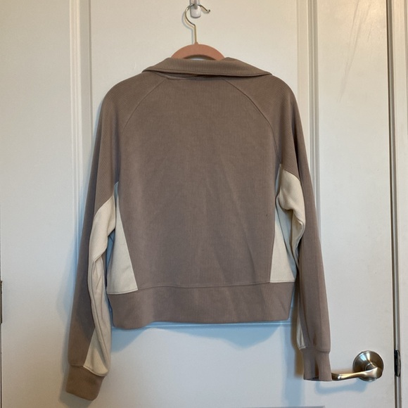 DANSKIN cropped long-sleeved taupe and cream ribbed sweatshirt - Picture 5 of 6